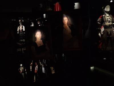 Συλλογή Ελληνικών Ενδυμασιών “Βικτωρία Γ. Καρέλια”: Εγκαινιάστηκε η έκθεση με έργα του Μόραλη