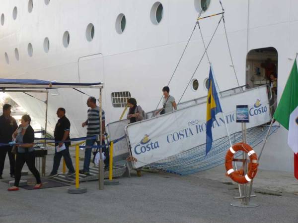 Το &quot;Costa Neoromantica&quot; και πάλι στην Καλαμάτα