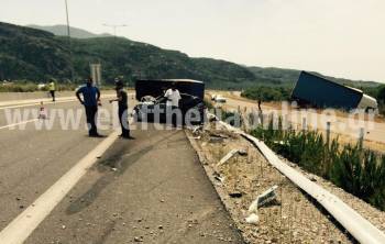 Σοβαρό τροχαίο με 2 τραυματίες στον αυτοκινητόδρομο κοντά στα διόδια Αρφαρών (βίντεο)