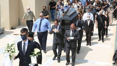 Το τελευταίο αντίο στον Δάκη στο κοιμητήριο Γλυφάδας (βίντεο)