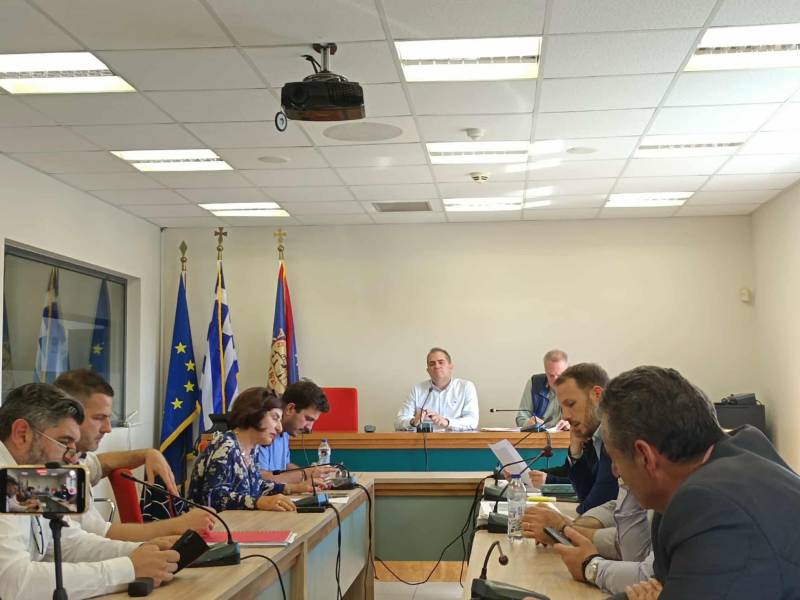 Δημοτική Επιτροπή Καλαμάτας: Στο "μικροσκόπιο" γάλα, αθλητικές εγκαταστάσεις και... αλμυρός φωτισμός