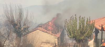 Πολλά καμένα σπίτια στο Κρυονέρι - 112 για να εκκενωθεί το Μοναστήρι (βίντεο-φωτογραφίες)