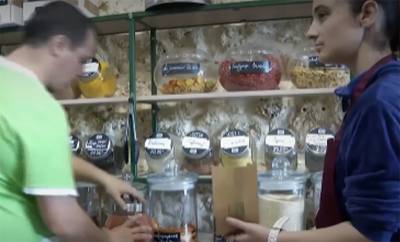 Eνα παντοπωλείο στα Χανιά κάνει πράξη τη συμπερίληψη