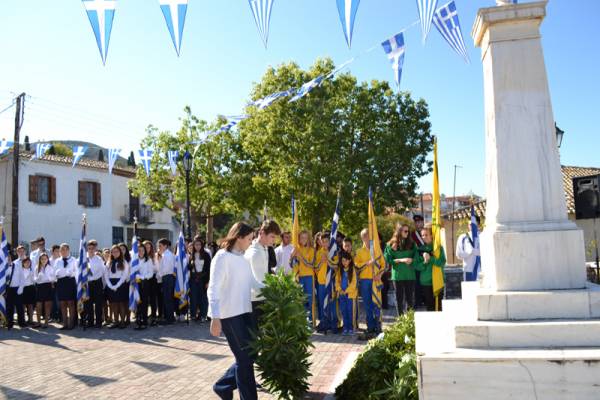 Καταθέσεις στεφανιών από μαθητές στην Κυπαρισσία
