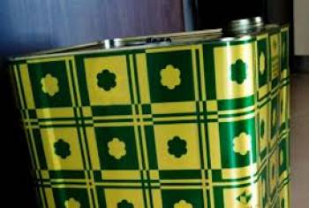 Διανομή φέτας και λαδιού σε τρίτεκνους