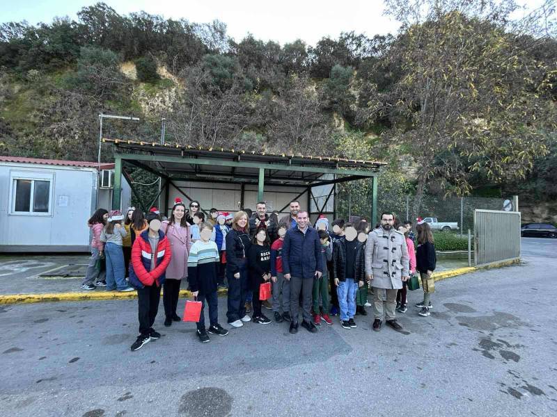 Παιδικά χαμόγελα και Χριστουγεννιάτικα κάλαντα στα συνεργεία του Δήμου Καλαμάτας