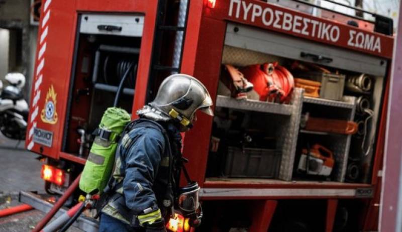 Φωτιά σε προαύλιο χώρο κτιρίου στις Αχαρνές