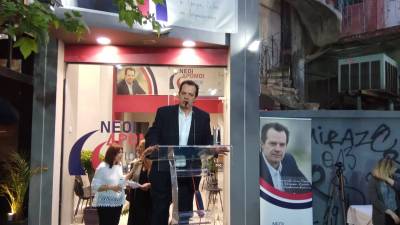 Σφοδρή επίθεση Δέδε στο "κατεστημένο" Τατούλη στα εγκαίνια του εκλογικού του κέντρου στην Καλαμάτα