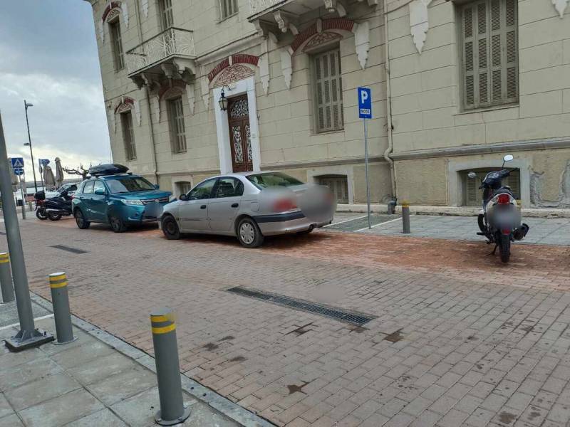 Παρκάρουν αυτοκίνητα