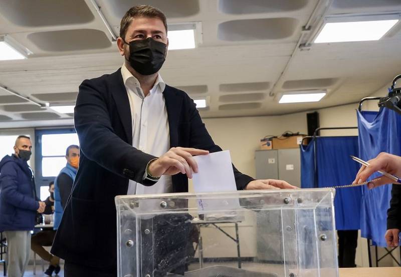 Εκλογές ΚΙΝΑΛ: Καθαρή πρωτιά Ανδρουλάκη, 2ος με μικρή διαφορά ο Παπανδρέου (βίντεο)