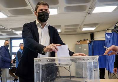 Εκλογές ΚΙΝΑΛ: Καθαρή πρωτιά Ανδρουλάκη, 2ος με μικρή διαφορά ο Παπανδρέου (βίντεο)