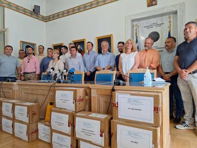 18 απινιδωτές σε φορείς και αθλητικά σωματεία