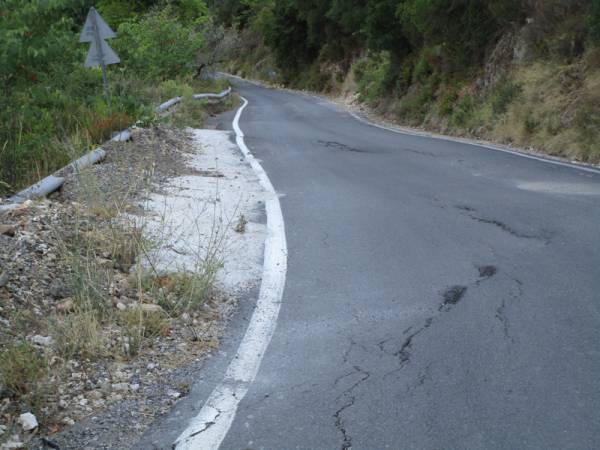 Επικίνδυνη καθίζηση στο δρόμο προς Καρβέλι