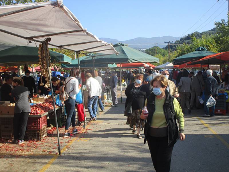 Με τους μισούς παραγωγούς και απόσταση 5 μέτρων η λαϊκή