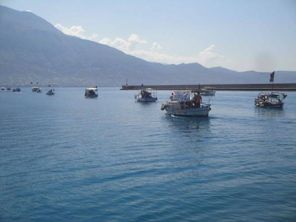 Ψαροκάικα και πολίτες για τα χημικά της Συρίας στην Καλαμάτα