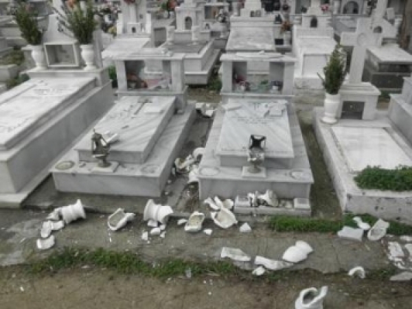 Βάνδαλοι βεβήλωσαν το νεκροταφείο του Αετού