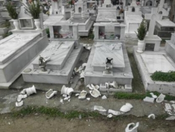 Βάνδαλοι βεβήλωσαν το νεκροταφείο του Αετού