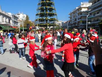 Γιορτινή ατμόσφαιρα σήμερα στην κεντρική πλατεία Καλαμάτας (φωτογραφίες)