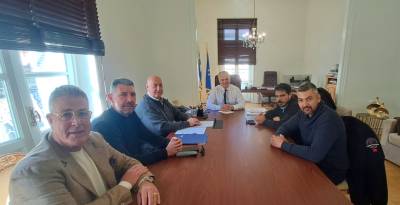 Συνάντηση Πτωχού με το προεδρείο της ΠΟΕΕ: Πρόγραμμα στήριξης μικρών εμπορικών επιχειρήσεων