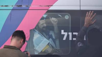 Έκρηξη χαράς στη Ραμάλα με την άφιξη λεωφορείων που μεταφέρουν Παλαιστινίους που απελευθερώθηκαν από το Ισραήλ