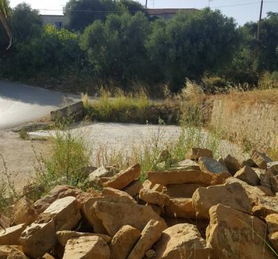 Περιμένουν τη στάση στη Λαχανάδα