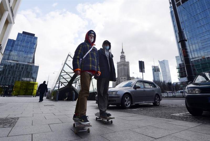 Κομισιόν: Αναθεωρούνται οι συστάσεις για ελεύθερη μετακίνηση εντός ΕΕ