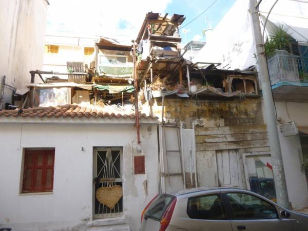 Κατεδαφίζει ο δήμος ερείπιο στην Καίσαρη