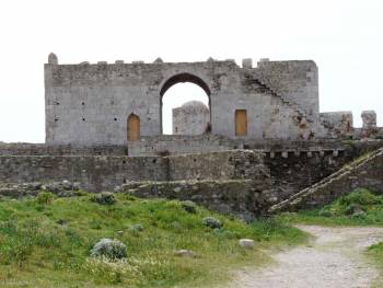 Οι κάτοικοι καταγγέλουν: Στο κάστρο της Μεθώνης άφησαν τις εργασίες στη μέση