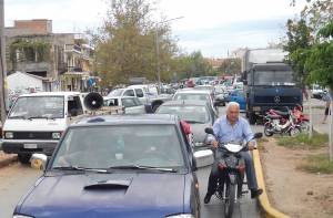 Ουρές αυτοκινήτων  για την Αγορά