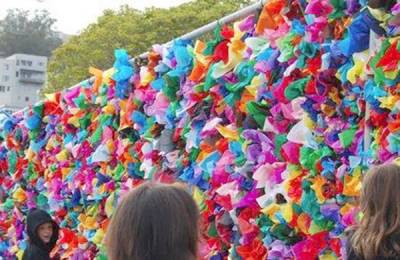 Εικαστική παρέμβαση με πλαστικές σακούλες