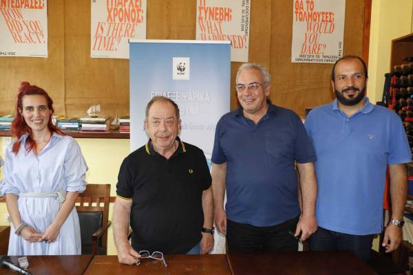 Καλαμάτα: Ο Ηλίας Μαμαλάκης μαγειρεύει και μιλά για τα ψάρια στην ΚΑΚ (βίντεο)