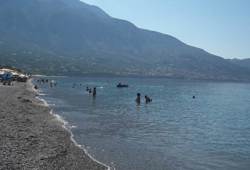 Οι έλεγχοι της ΔΕΥΑΚ απαντούν στα στοιχεία του ΠΑΚΟΕ: Πεντακάθαρα τα νερά σε όλες τις παραλίες της Καλαμάτας