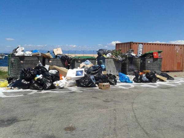 Σε πλήρη αποσύνθεση η Δ.Ε. Κορώνης του Δήμου Πύλου-Νέστορος από τα σκουπίδια