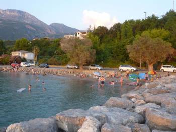 Κόσμος στη... νέα παραλία της Μικρής Μαντίνειας (βίντεο και φωτογραφίες)