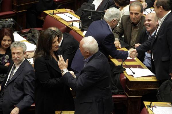 Σε εξέλιξη η διαδικασία εκλογής Προέδρου της Βουλής - Ορκίστηκαν Βαρουφάκης και Τσακαλώτος