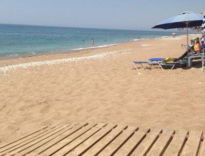 Μαζεύτηκαν οι τελευταίες ξαπλώστρες στην παραλία του Αϊ-Λαγούδη