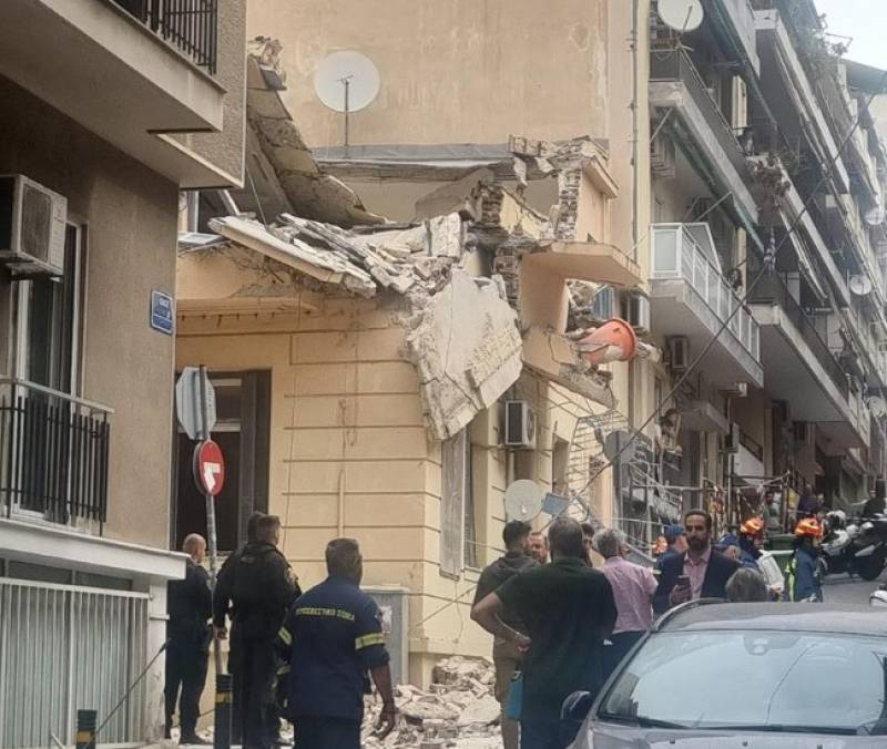Πειραιάς: Κτίριο κατέρρευσε στο Πασαλιμάνι – Ένας νεκρός και τρεις τραυματίες