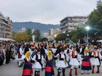 Χορευτικό αντάμωμα στην κεντρική πλατεία Καλαμάτας