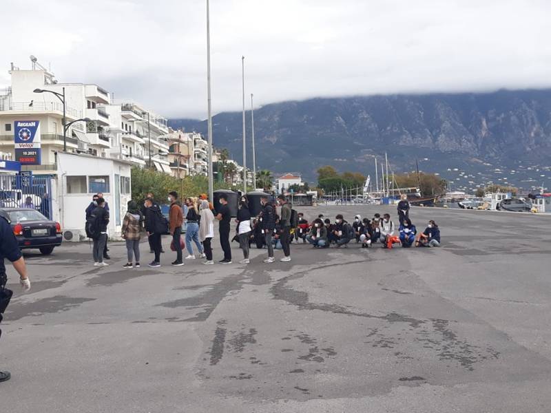 Ο Δήμος Καλαμάτας πληρώνει τη μεταφορά των 45 μεταναστών από τις αποθήκες του λιμανιού