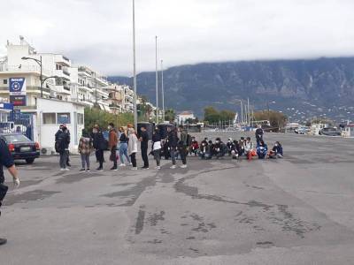 Ο Δήμος Καλαμάτας πληρώνει τη μεταφορά των 45 μεταναστών από τις αποθήκες του λιμανιού