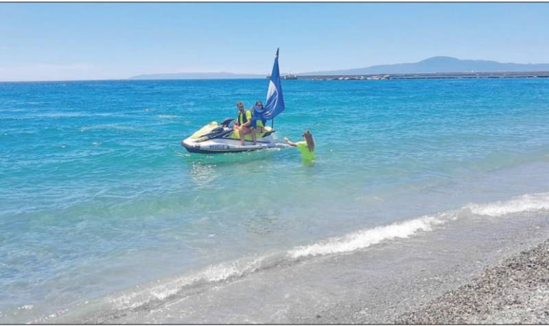 Με τζετ σκι έφτασε η «Γαλάζια Σημαία»