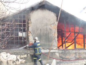 Φωτογραφίες από τη φωτιά στο ΔΗΠΕΘΕ Καλαμάτας