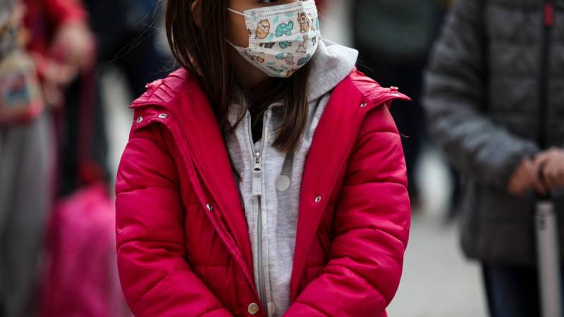 Δεν καταργείται εντελώς η χρήση της μάσκας για κορονοϊό στους εξωτερικούς χώρους