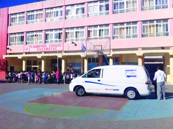 Αθλητικός εξοπλισμός από την INTERSPORT σε σχολεία της Καλαμάτας