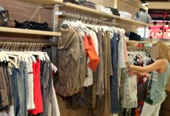 Ανήλικη έκλεψε ρούχα και παπούτσια από το κατάστημα "Bershka" στην Καλαμάτα