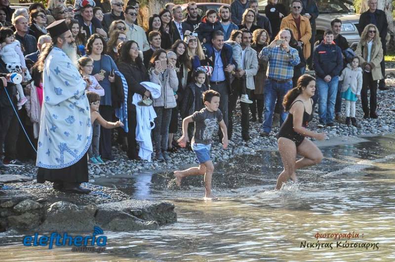 Ο αγιασμός των υδάτων στη Μικρή Μαντίνεια (φωτογραφίες)
