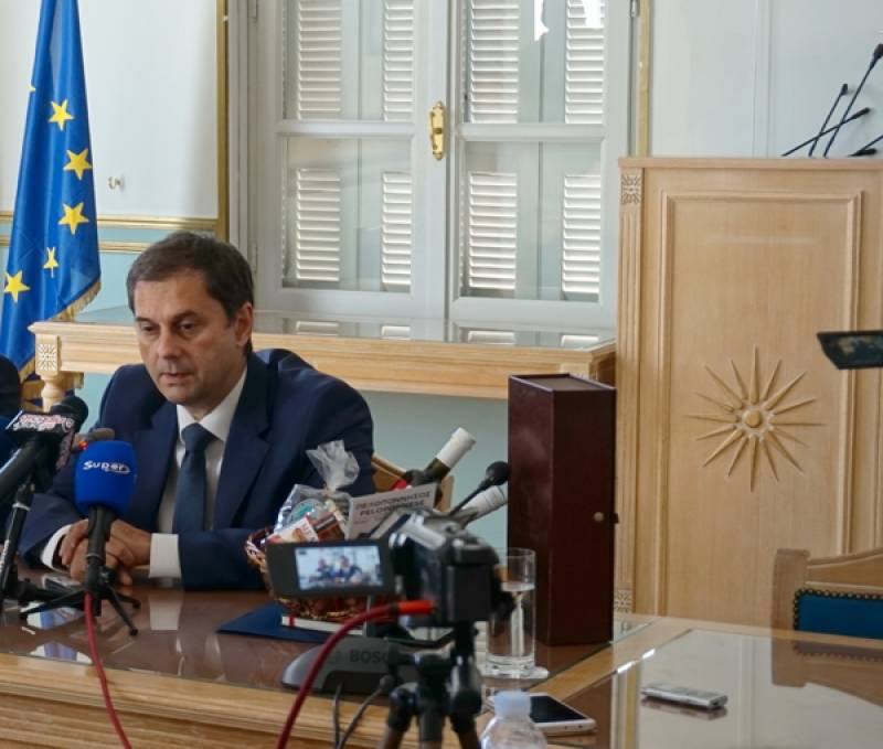 Τατούλης και κατά Θεοχάρη