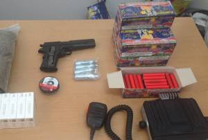 Οπλο, κροτίδες, λαθραίο καπνό κ.α. κατείχε 47χρονος στα Ισθμία (φωτογραφίες)