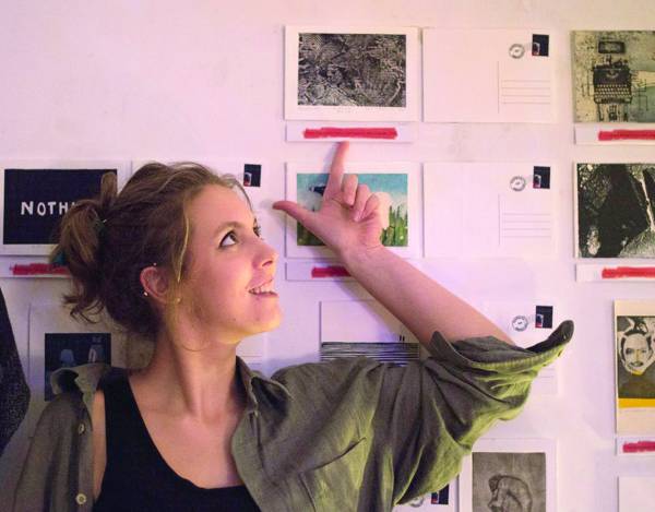 Η χαράκτρια Μάικα Ντοκούντοβιτς στην “Ε”: «Η δουλειά σου πρέπει να “καλέσει” το κοινό, να το κάνει να αντιδράσει»