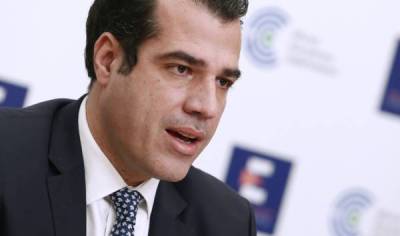 Πέταξαν γιαούρτια στον Θάνο Πλεύρη, ενώ έτρωγε στα Πετράλωνα - Στο "Λαϊκό" για εξετάσεις